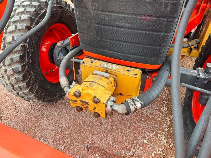 2005-kubota-la1301s-image-27