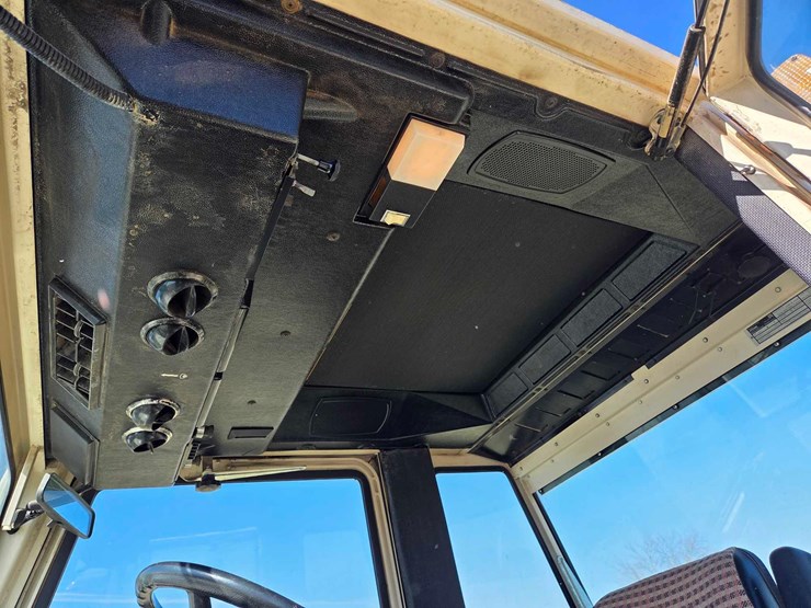 case-2290-tractor-image-36