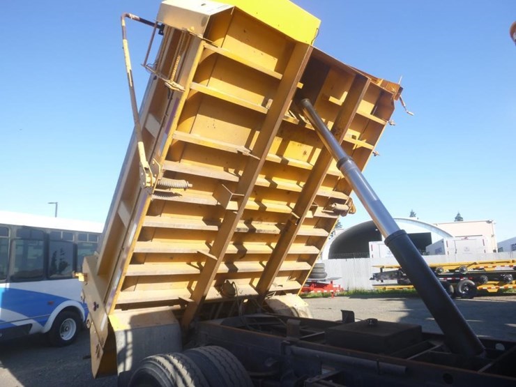 2004-freightliner-fl70-image-11