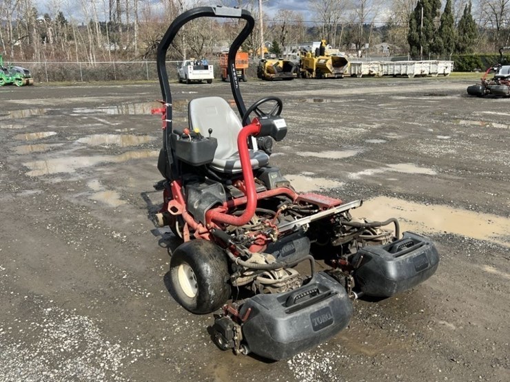 2014-toro-greensmaster-3320-triflex-traction-unit-image-2