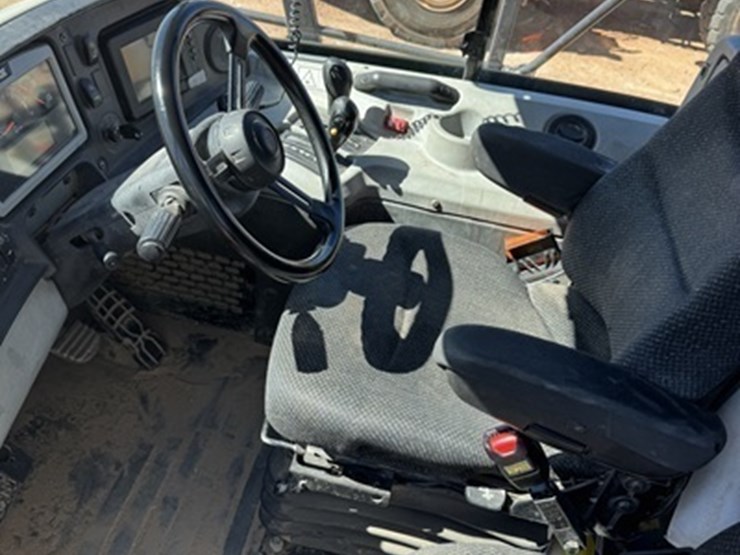 2013-caterpillar-740b-image-12