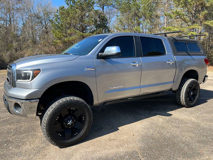 2010-toyota-tundra-image-1