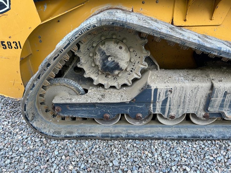 2020-deere-317g-image-14