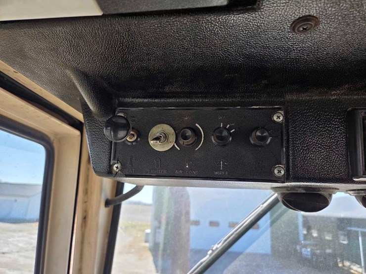 case-2290-tractor-image-29