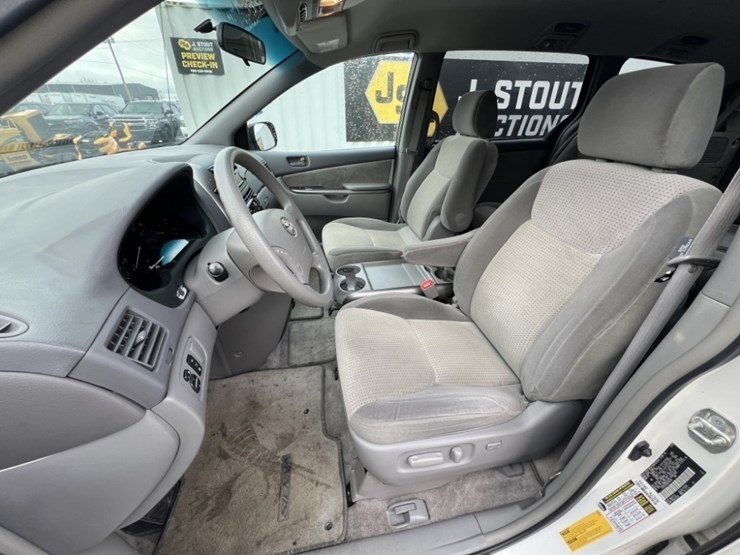 2008-toyota-sienna-le-image-19