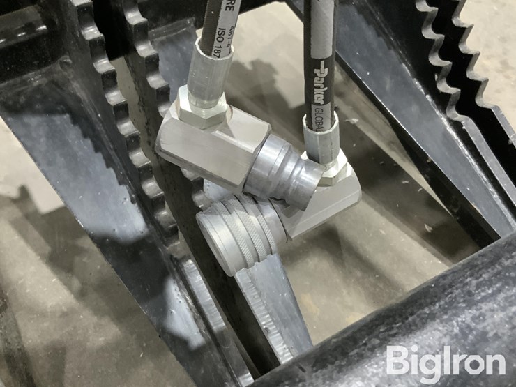 2025-massey-ferguson-730-image-15