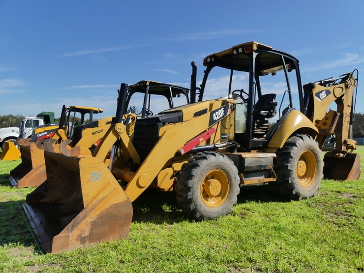 2015-caterpillar-420f-image-1