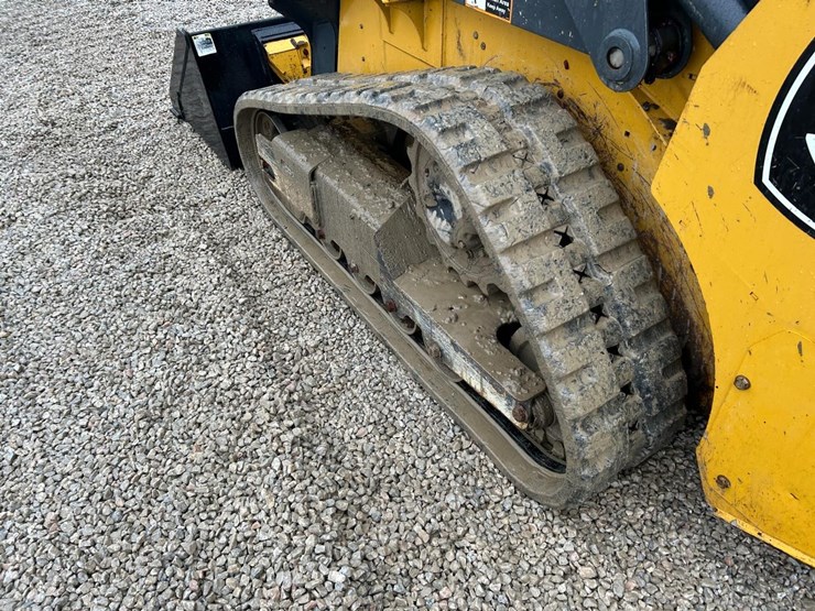 2022-deere-317g-image-16