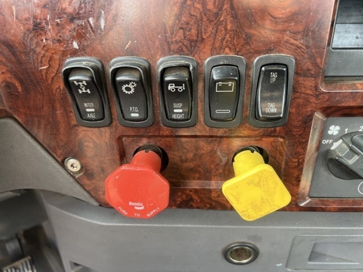 2015-mack-cxu613-tri-axle-truck-tractor-image-32