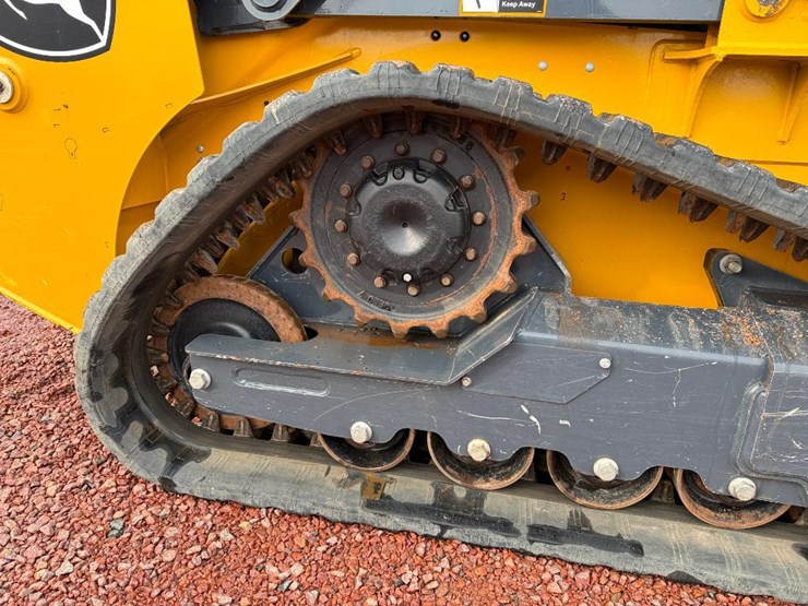 2020-deere-317g-image-21