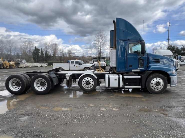 2017-mack-cxu613-tri-axle-truck-tractor-image-3