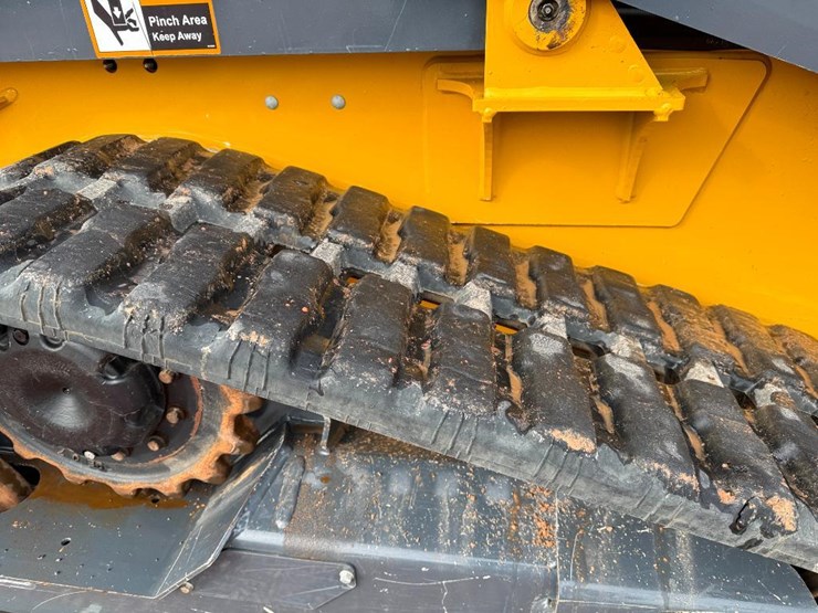 2020-deere-317g-image-23