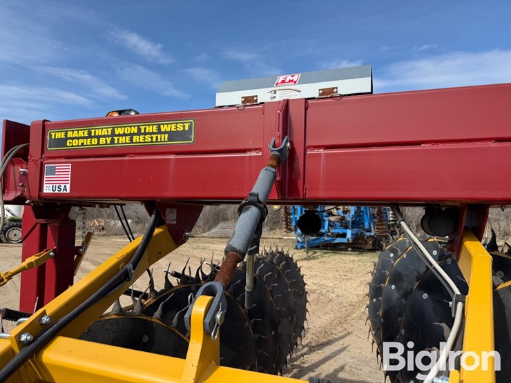 2023-darf-1017lfmwac-17-wheel-hay-rake-image-16