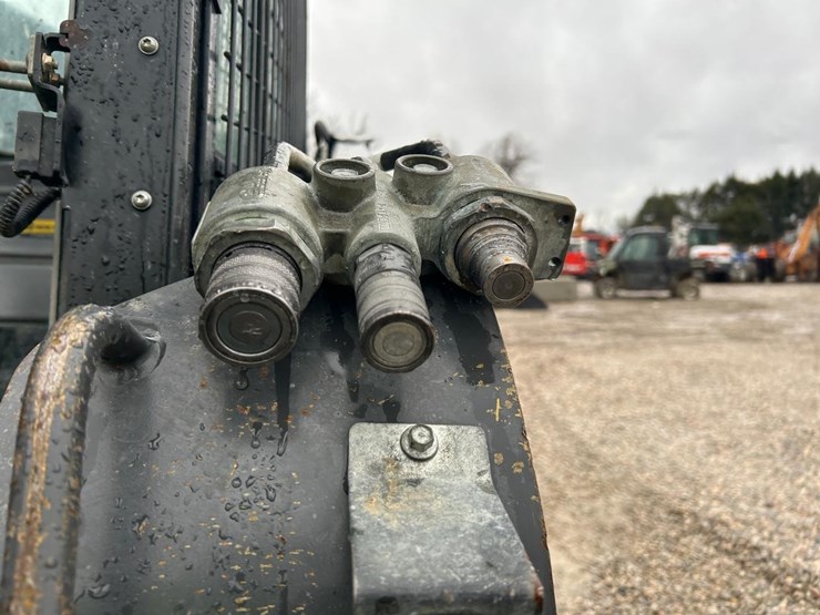 2023-new-holland-l318-image-11