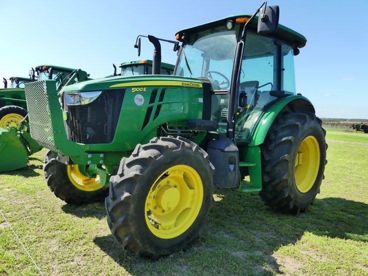 2022-john-deere-5100e-image-2