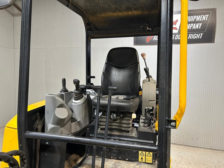 2022-jcb-35z-mini-excavator-image-18