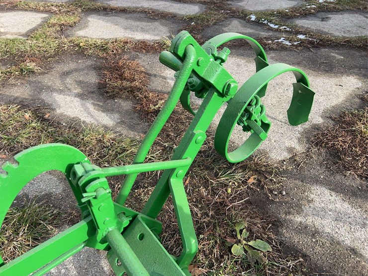 partial-john-deere-one-row-mounted-cultivator-image-6