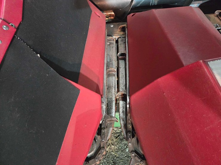 2008-drago-6-row-30"-corn-head-image-12