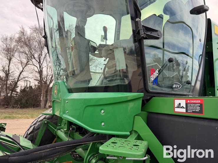 2021-john-deere-w235-image-12