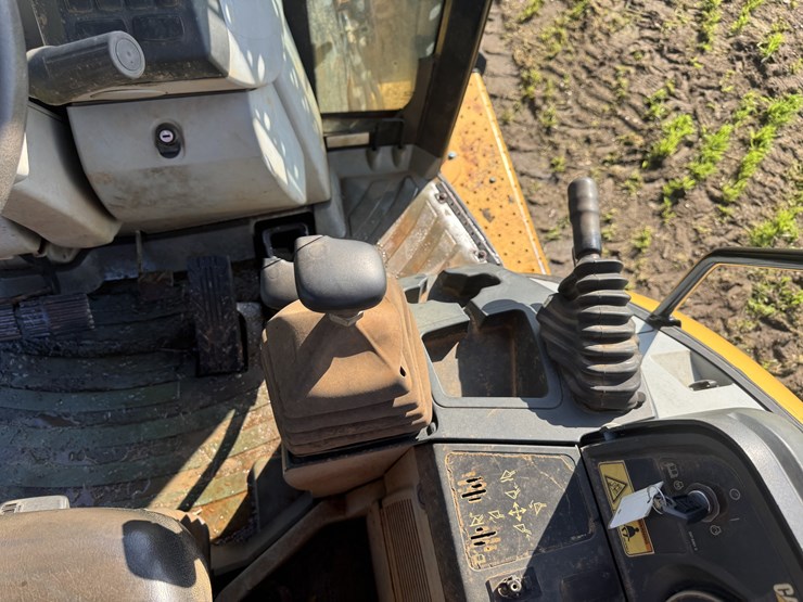 2015-caterpillar-420f-image-9