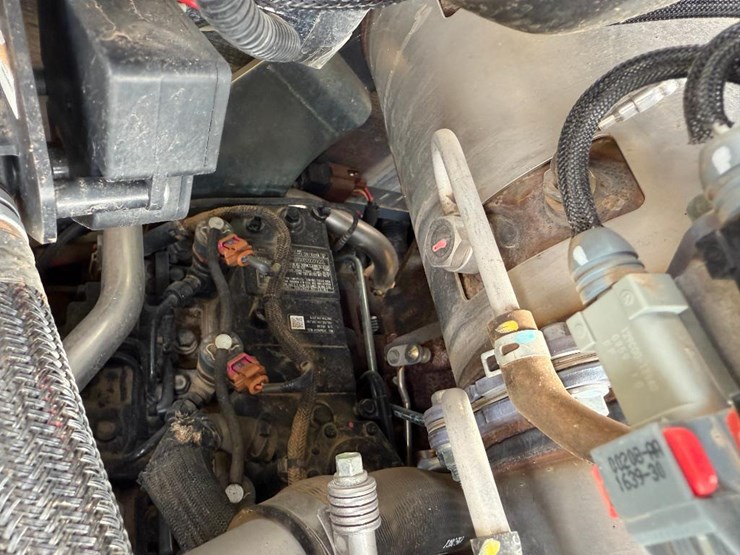 2020-deere-317g-image-35