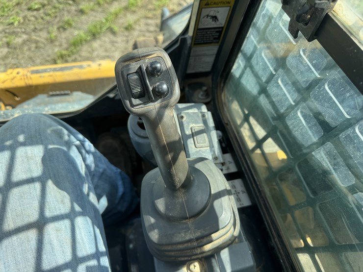 2022-deere-317g-image-10