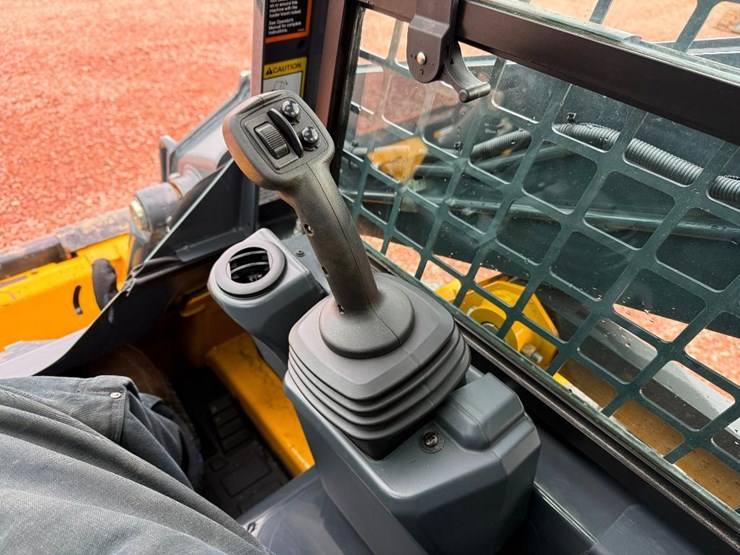 2020-deere-317g-image-38