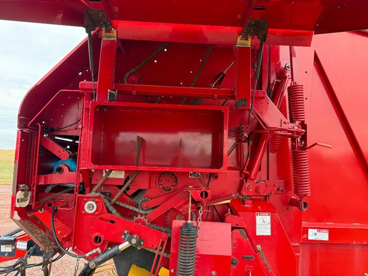 new-holland-br7070-image-31