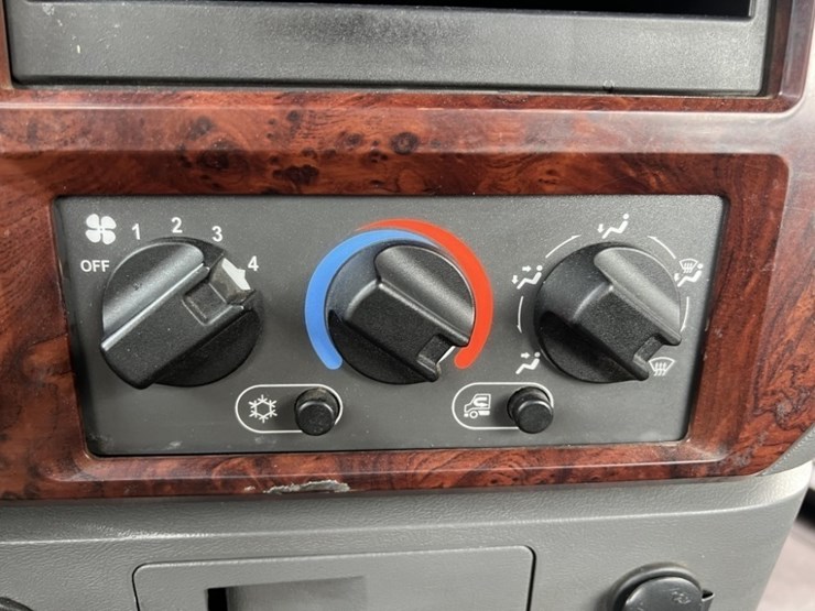 2017-mack-cxu613-tri-axle-truck-tractor-image-43