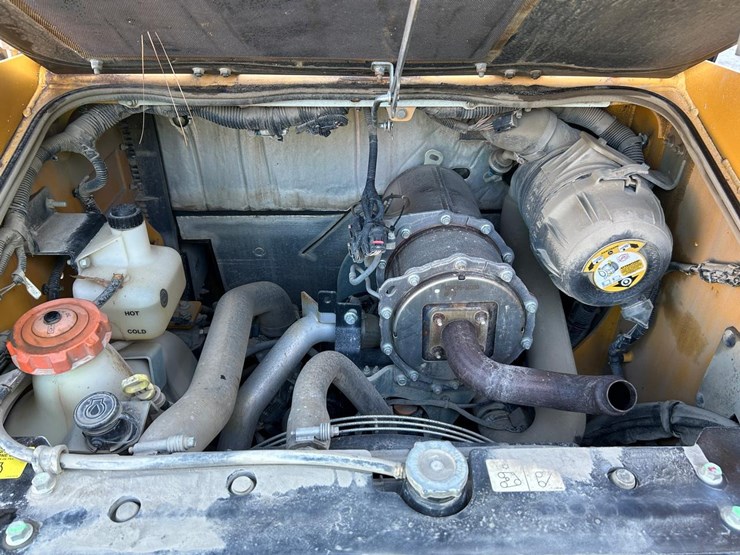 2020-deere-317g-image-16