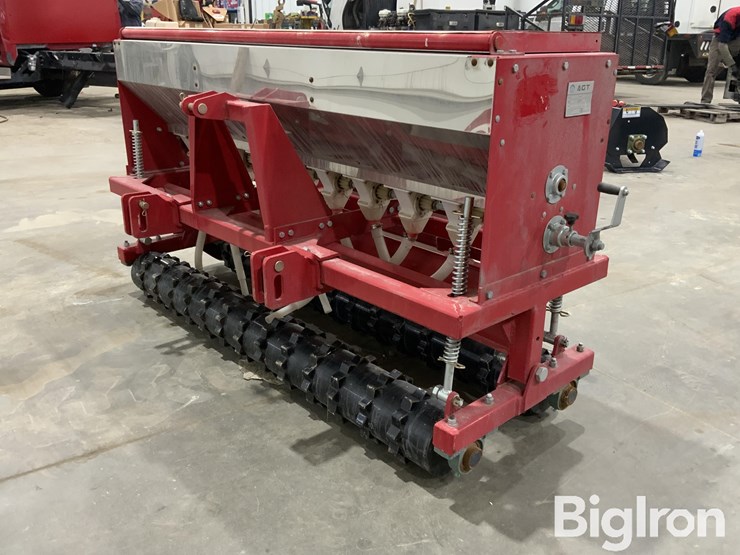 2025-massey-ferguson-730-image-1