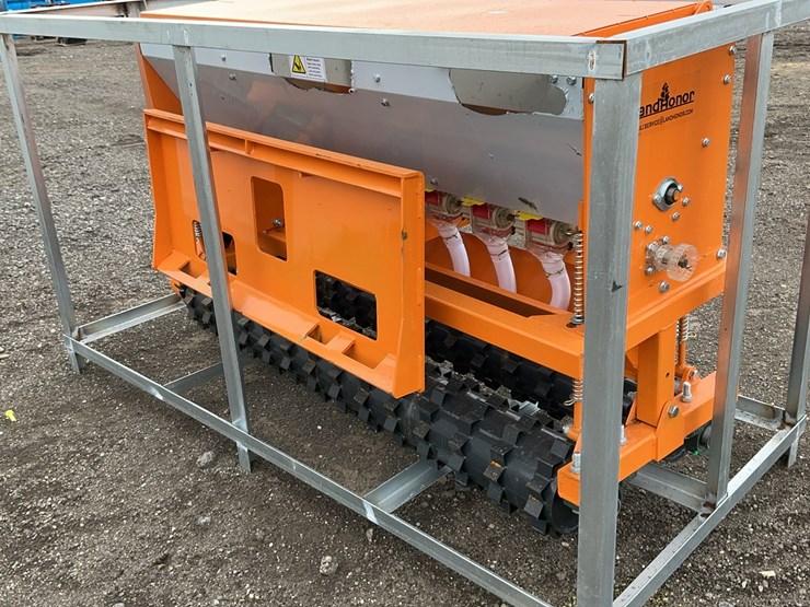 2025-caterpillar-12-image-7