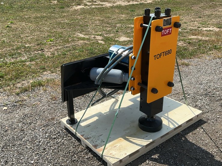 2025-new-holland-l213-image-1