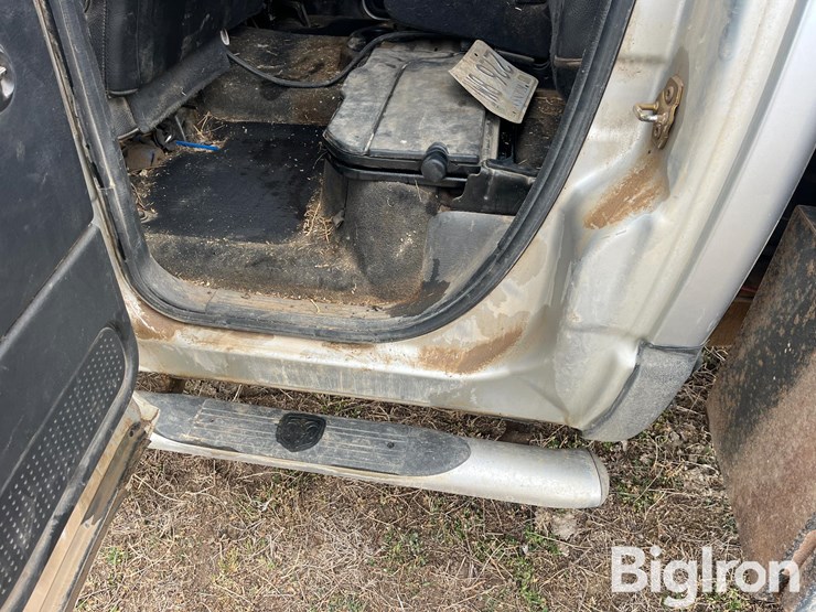 2004-dodge-3500-image-15