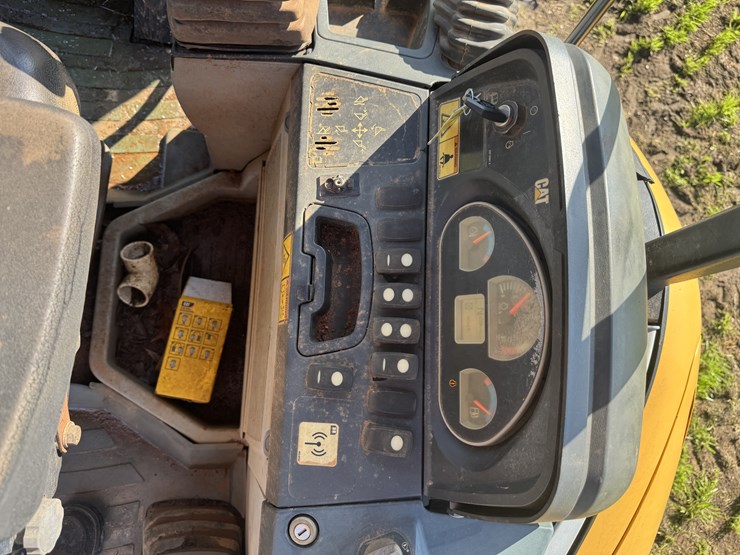 2015-caterpillar-420f-image-10