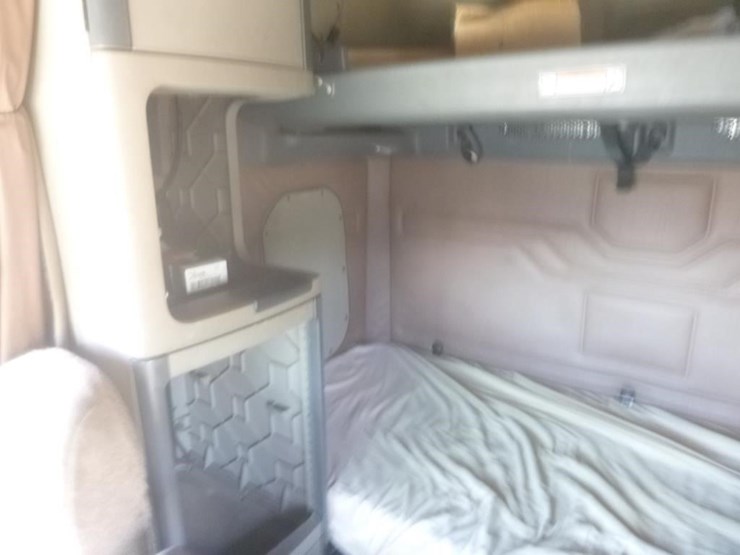 2012-freightliner-cascadia-125-image-16