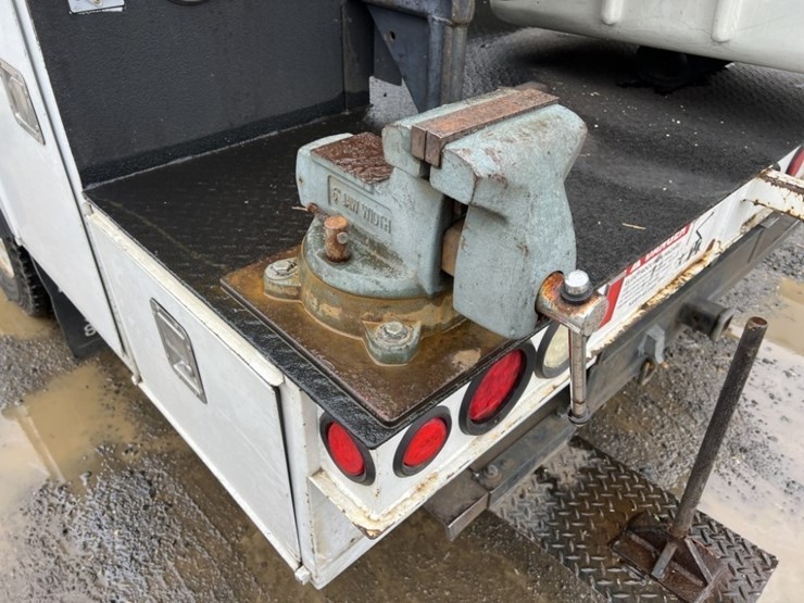 2011-ford-f550-image-19