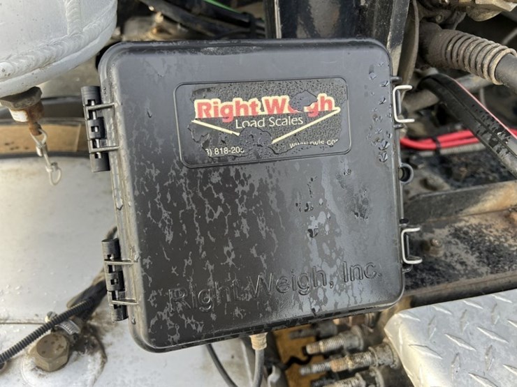 2015-mack-cxu613-tri-axle-truck-tractor-image-27