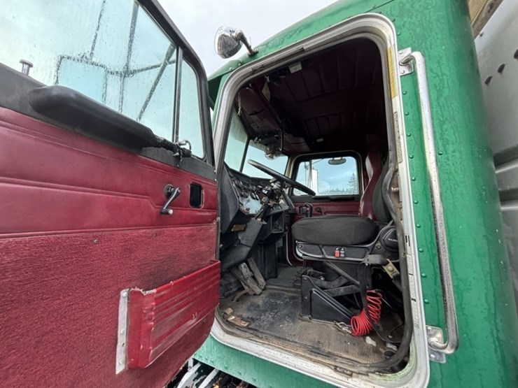 1994-peterbilt-378-image-17