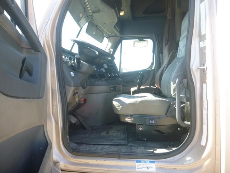 2012-freightliner-cascadia-125-image-12