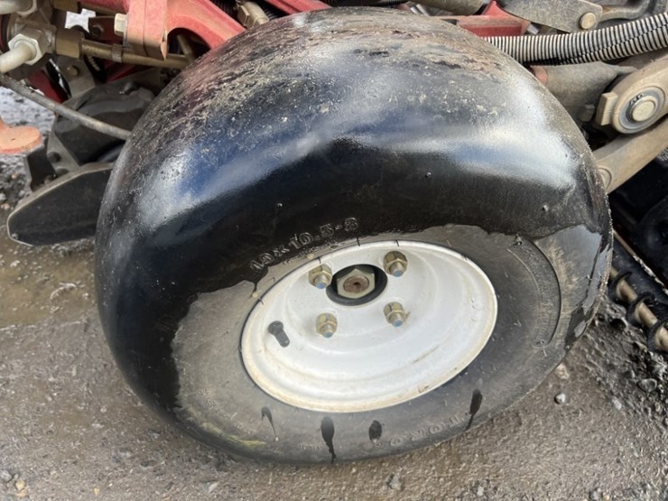 2014-toro-greensmaster-3320-triflex-traction-unit-image-16