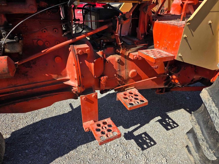 case-730-comfort-king-tractor-image-24