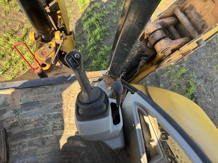 2015-caterpillar-420f-image-12