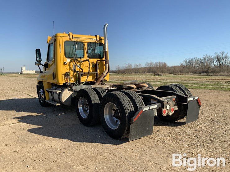 2016-freightliner-cascadia-125-image-7
