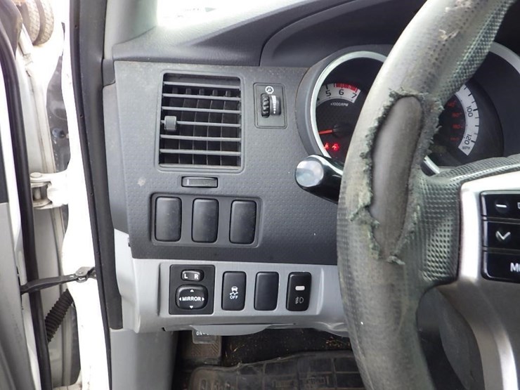 2013-toyota-tacoma-image-25