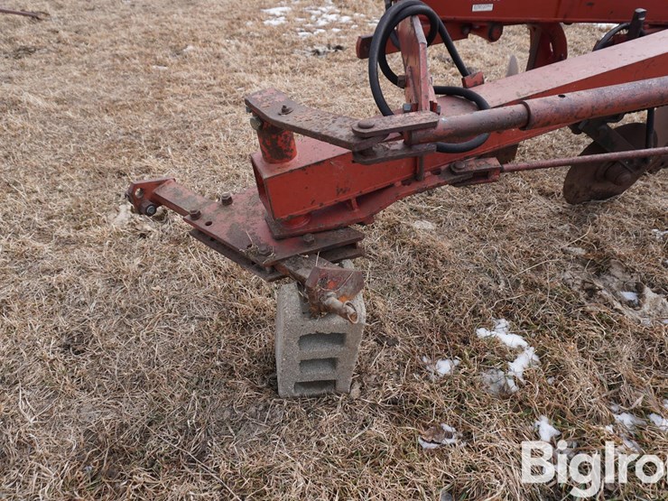 international-710-image-10