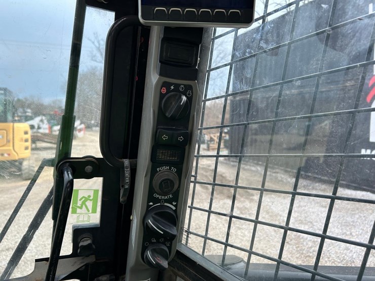 2020-new-holland-c332-image-23