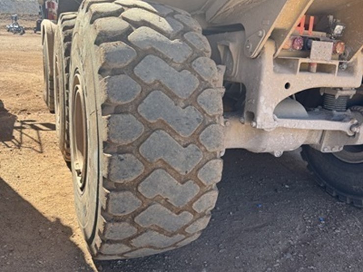 2013-caterpillar-740b-image-10