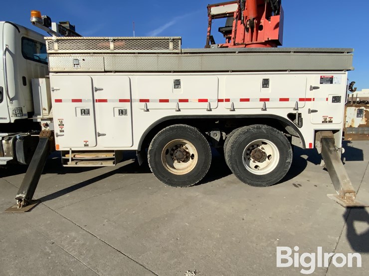 2012-freightliner-m2-106-image-16