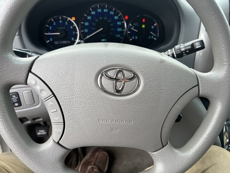 2008-toyota-sienna-le-image-25